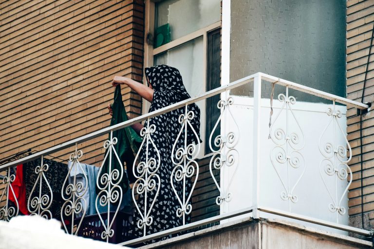 Irnban a nk lett klnsen sok elrs korltozza pldul az ltzkdsben