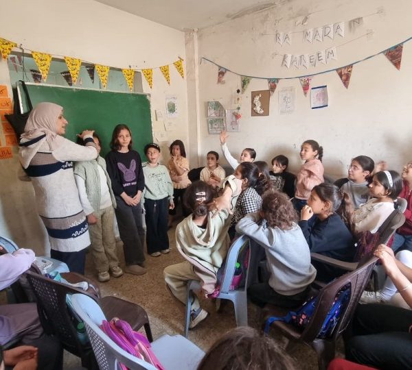 Gázai gyerekek tanulnak egy ideiglenes oktatási központban