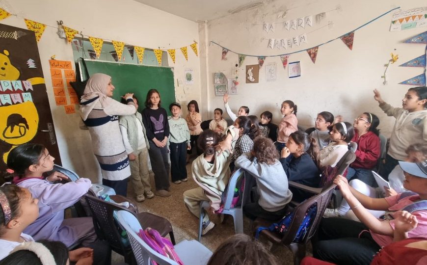 Gázai gyerekek tanulnak egy ideiglenes oktatási központban