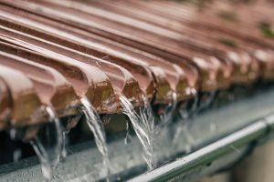 Az ereszcsatornában lezúduló víz energiája adta az első ötletet a Pribenszky testvérek vízfertőtlenítő találmányához. A kép illusztráció.