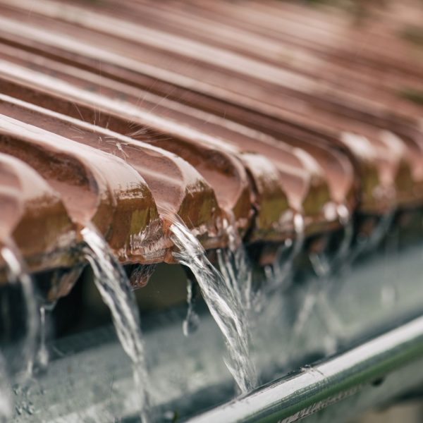 Az ereszcsatornában lezúduló víz energiája adta az első ötletet a Pribenszky testvérek vízfertőtlenítő találmányához. A kép illusztráció.