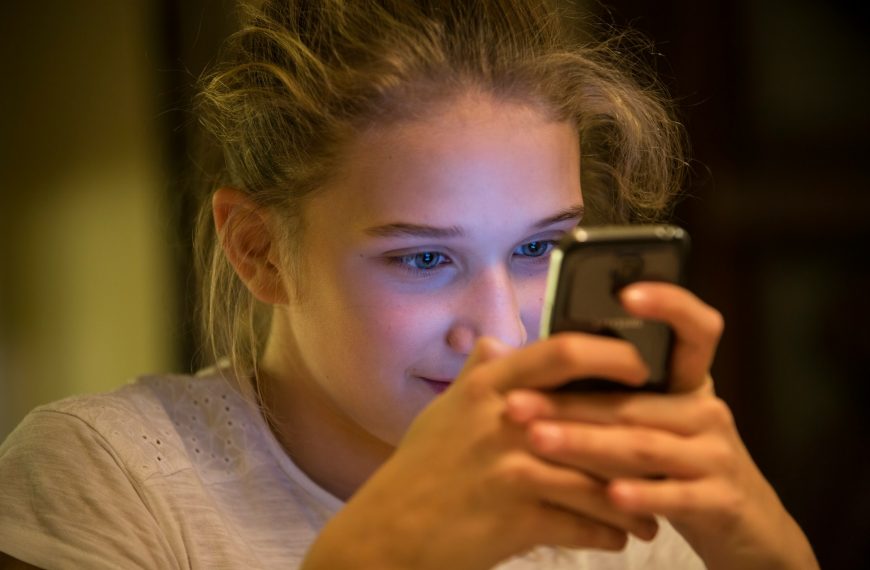 Direkt függővé akarta tenni a gyerekeket a Facebook és az Insta? – – Tények és tévhitek