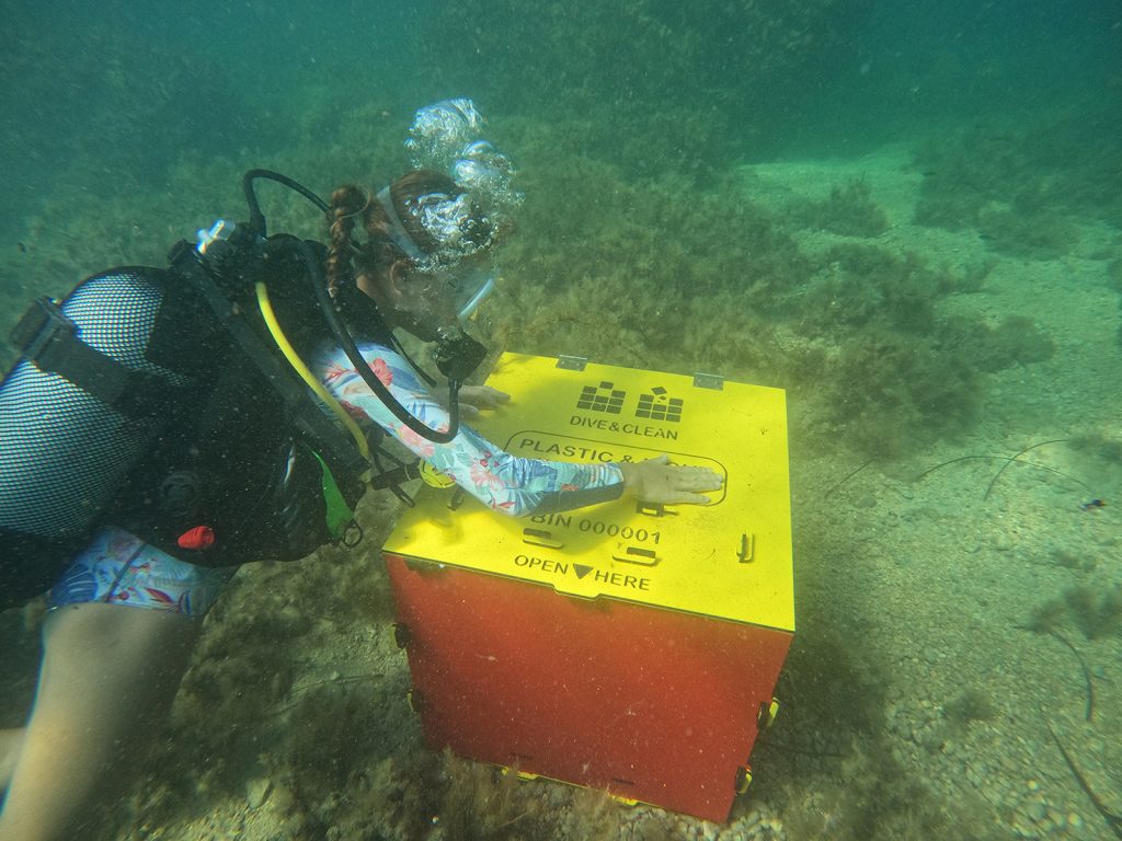 Ivánka Laura a Dive&Clean víz alatti hulladékgyűjtő prototípusát használja búvárkodás közben.