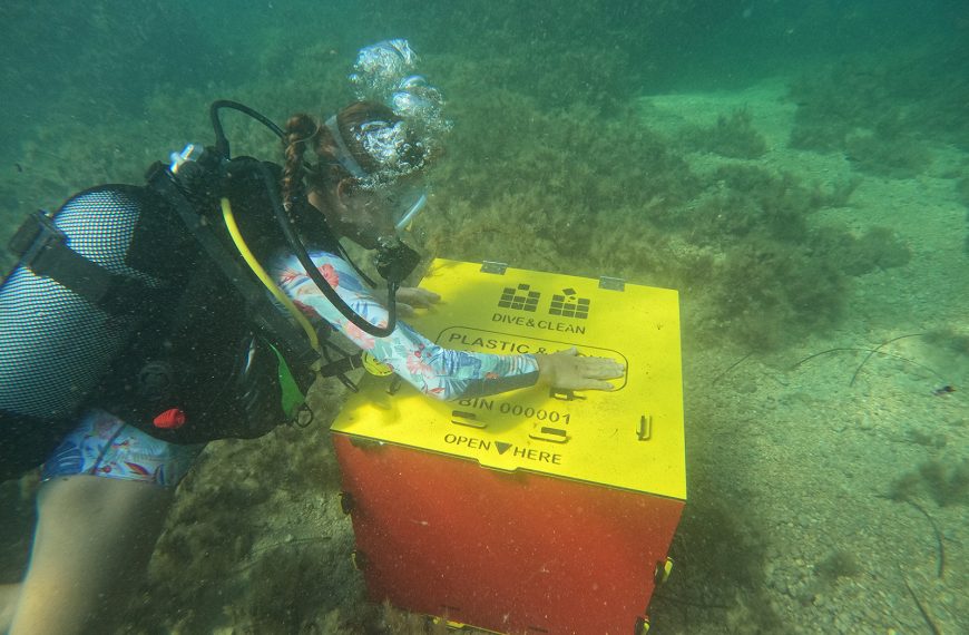 Ivánka Laura a Dive&Clean víz alatti hulladékgyűjtő prototípusát használja búvárkodás közben.