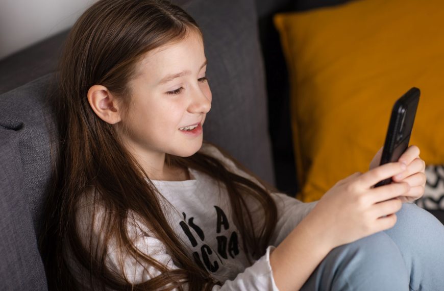 Insta, TikTok, YouTube: így korlátoznák a gyerekek közösségimédia-használatát