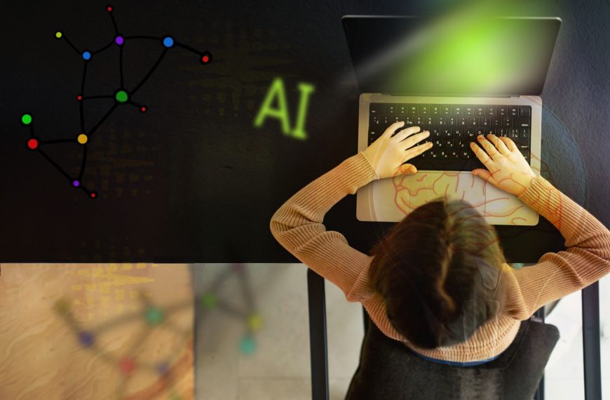 Gyerek laptopon használ mesterséges intelligenciát, miközben AI-t jelképező grafika jelenik meg körülötte.