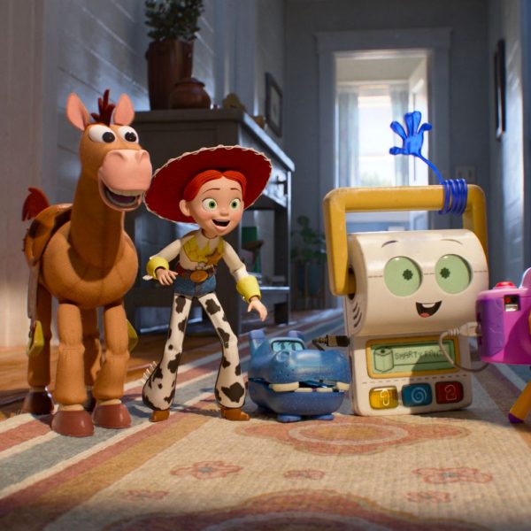 Jessie, Bullseye és új játékfigurák a Toy Story 5 egyik jelenetében