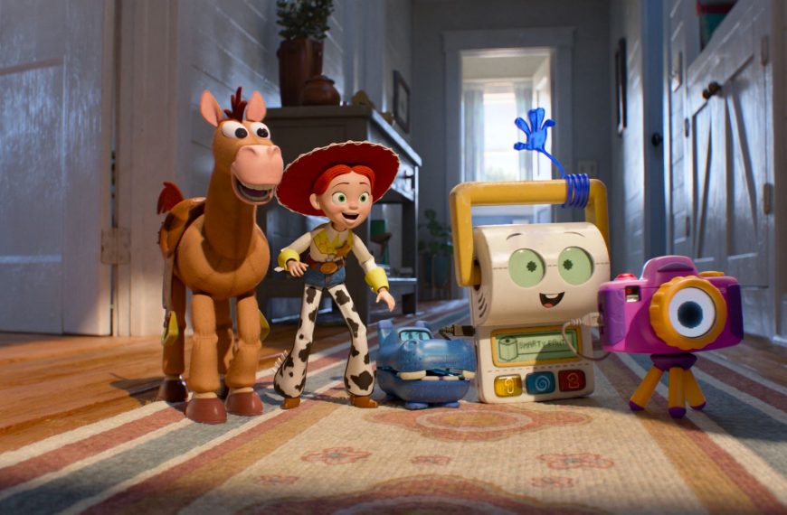 Jessie, Bullseye és új játékfigurák a Toy Story 5 egyik jelenetében