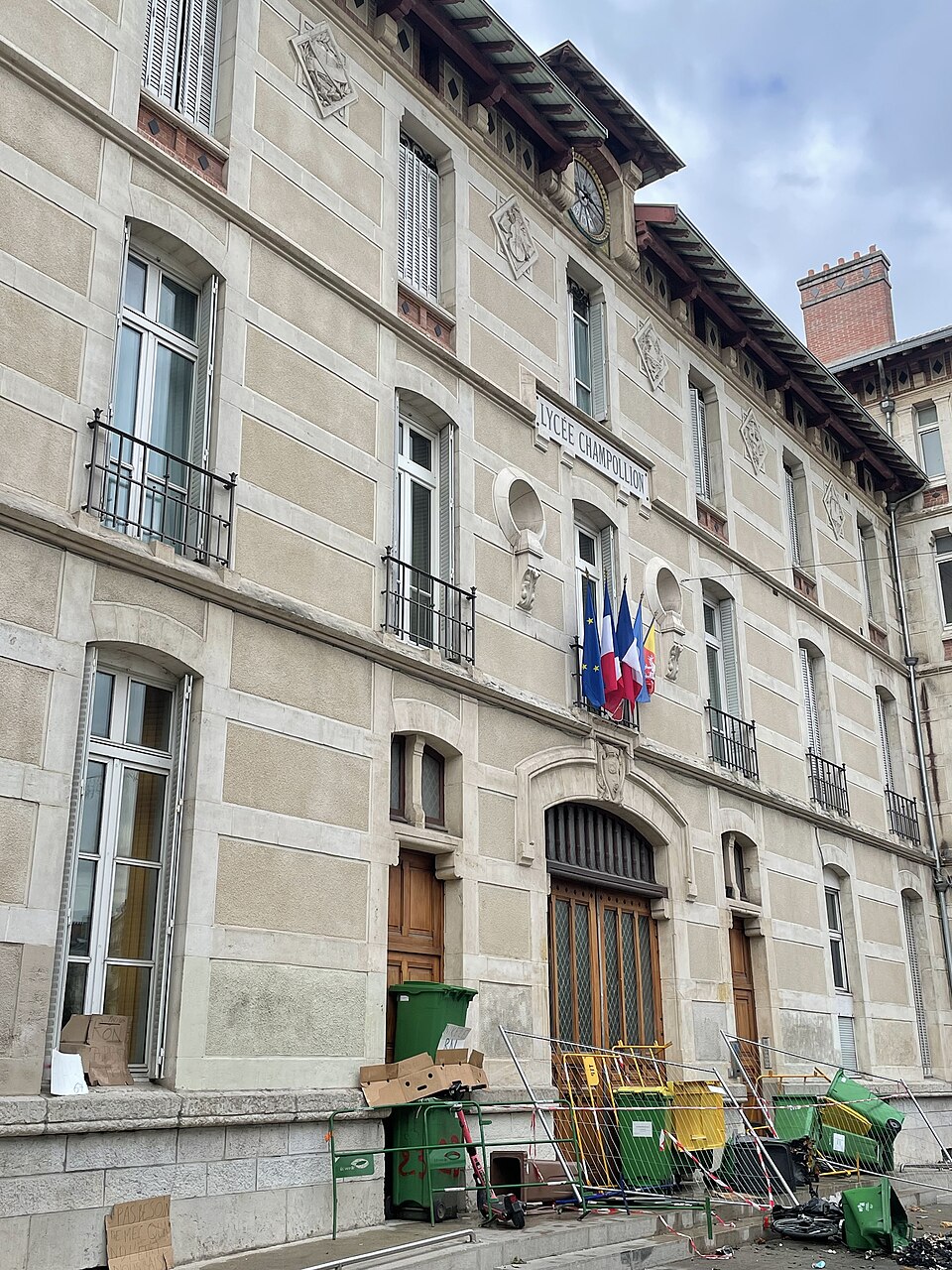 Blokddal zrtk le a Lyce Champollion bejratt Grenoble-ban